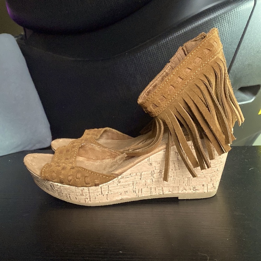 Minnetonka Women's Brown Suede Leather Ankle Strap Fringe Wedge Sandals